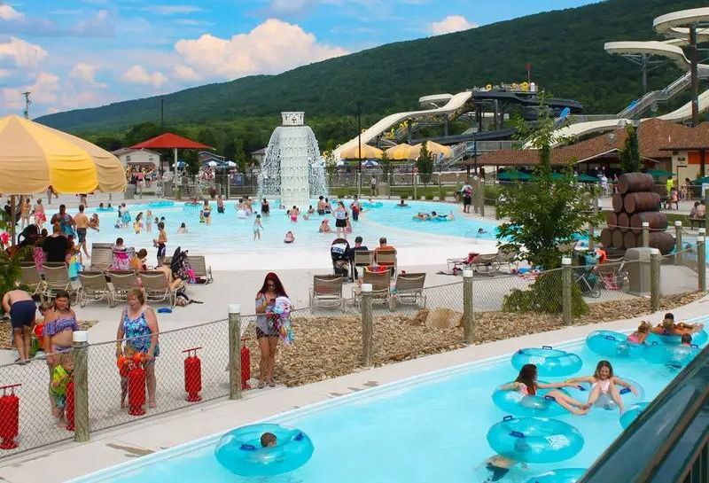 families with kids enjoying at a waterpark