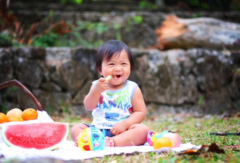 Asian kid enjoying her picnic 