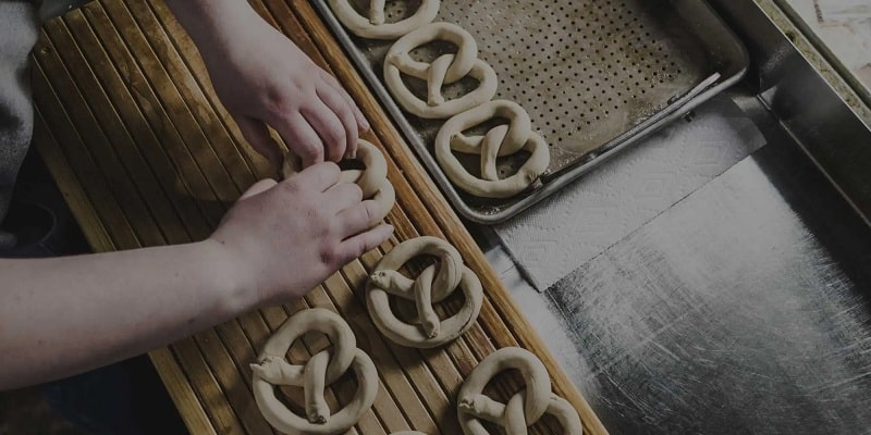 making pretzels with hands